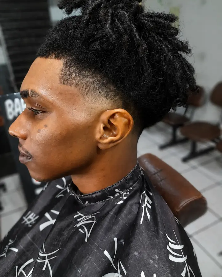Cachos com acabamento realizado na Leandro Barbearia