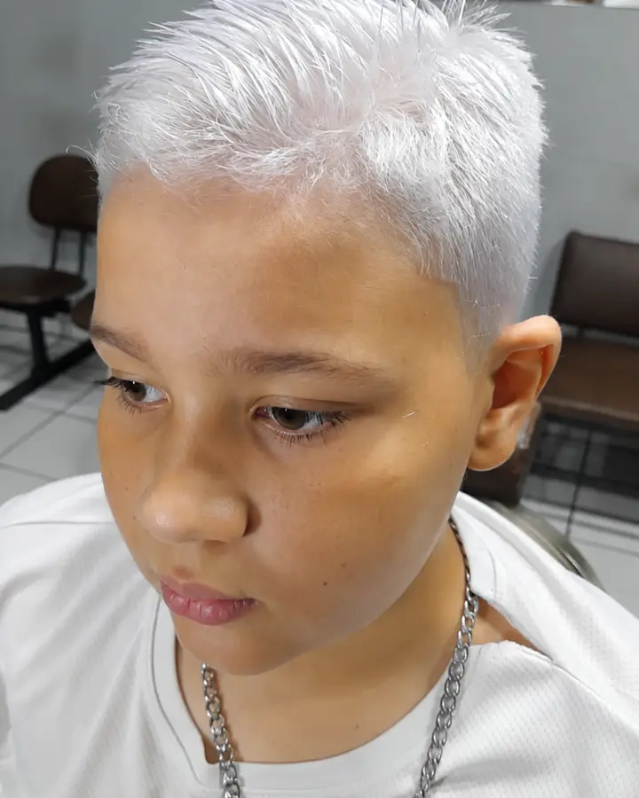 Platinado masculino realizado na Leandro Barbearia