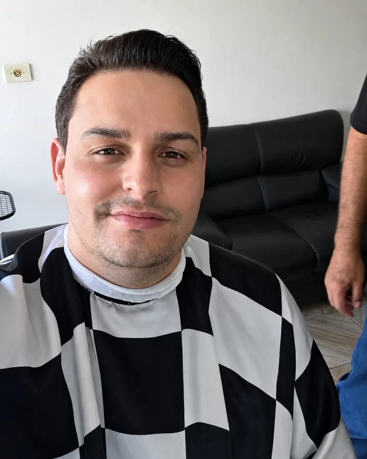 Corte social masculino realizado na Leandro Barbearia